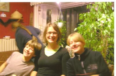 Judith Mittag flankeras av Stoffi och Anna Nemitz, i bakgrunden Ellen.